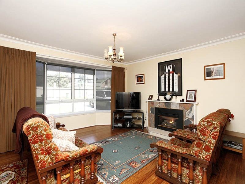 19 Ravenslea Crescent,, Deer Park VIC 3023