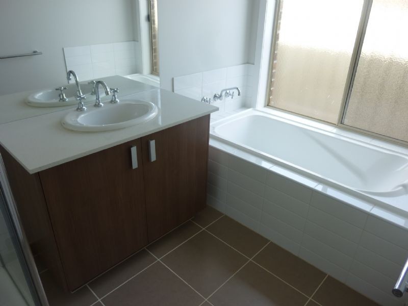 102 Federation Drive, Truganina VIC 3029