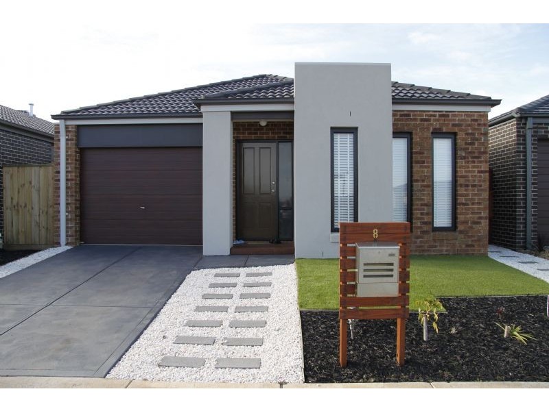 8 Malibu Blvd, Point Cook VIC 3030