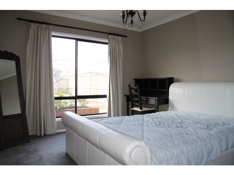 8 Malibu Blvd, Point Cook VIC 3030