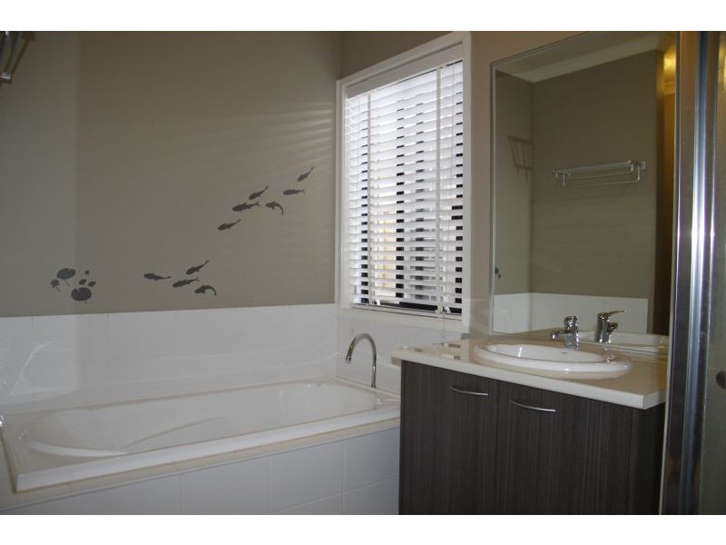 8 Malibu Blvd, Point Cook VIC 3030