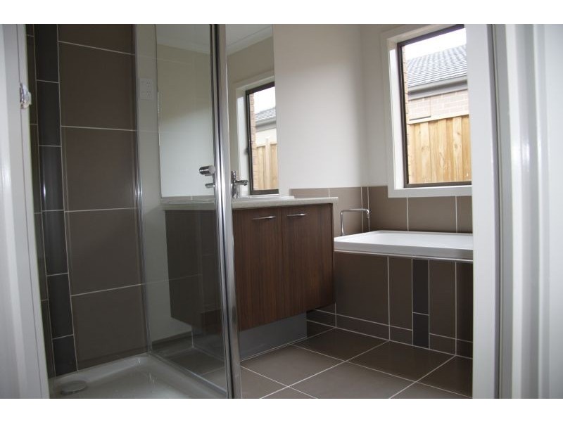 24 Rowan Avenue, Williams Landing VIC 3027