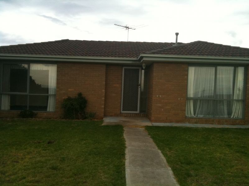 18 Darlington Grove, Sydenham VIC 3037