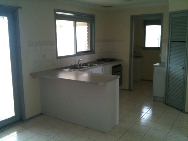 18 Darlington Grove, Sydenham VIC 3037