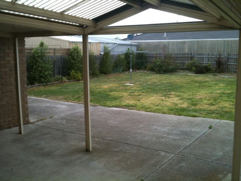 18 Darlington Grove, Sydenham VIC 3037