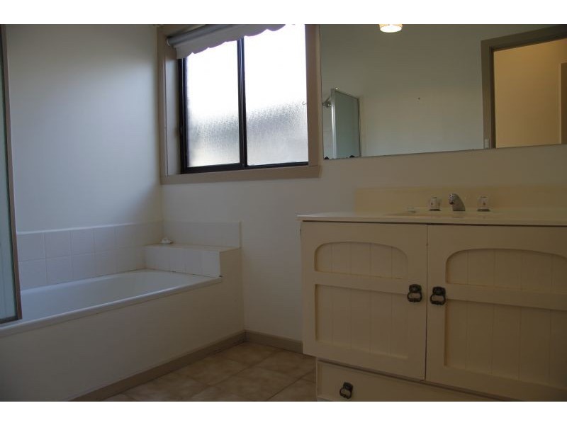 18 Grant Avenue, Werribee VIC 3030