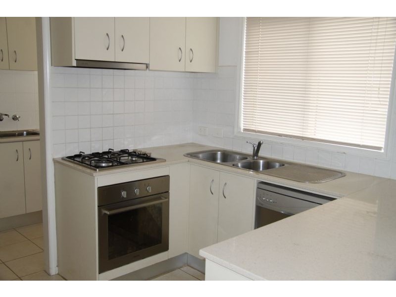 6/14 Mickleton Grove, Point Cook VIC 3030