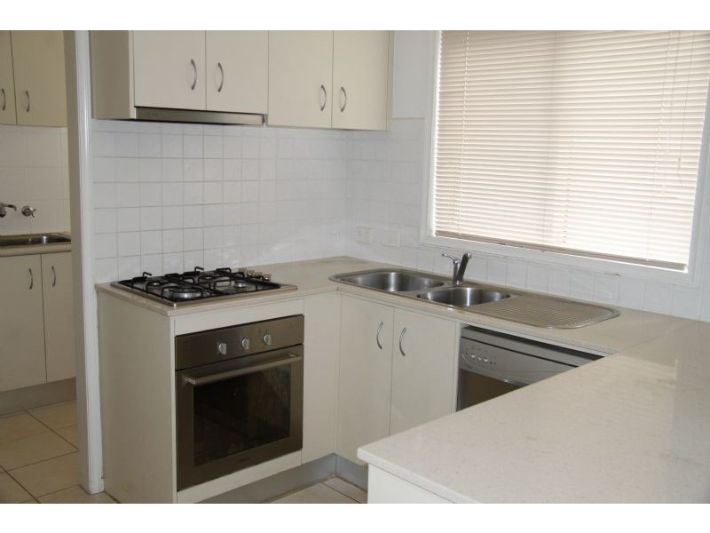6/14 Mickleton Grove, Point Cook VIC 3030