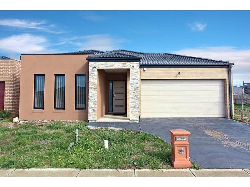 12 Hilderbrand Av, Williams Landing VIC 3027