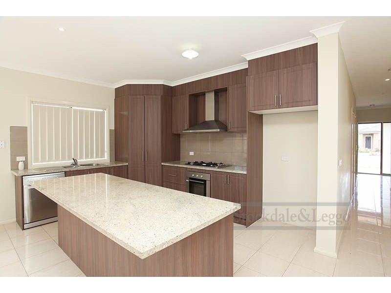 12 Hilderbrand Av, Williams Landing VIC 3027
