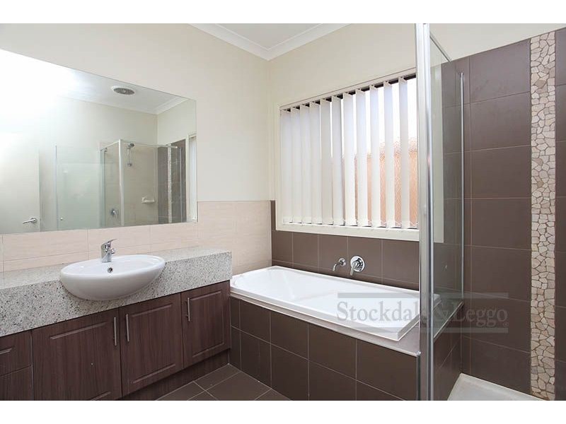 12 Hilderbrand Av, Williams Landing VIC 3027