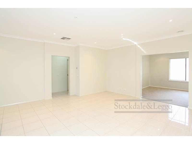 12 Hilderbrand Av, Williams Landing VIC 3027