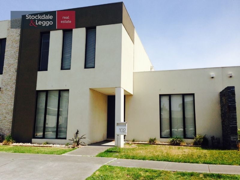 102 Signature Blvd, Sanctuary Lakes VIC 3030