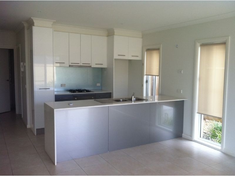 33 Mont Clair Street, Sanctuary Lakes VIC 3030