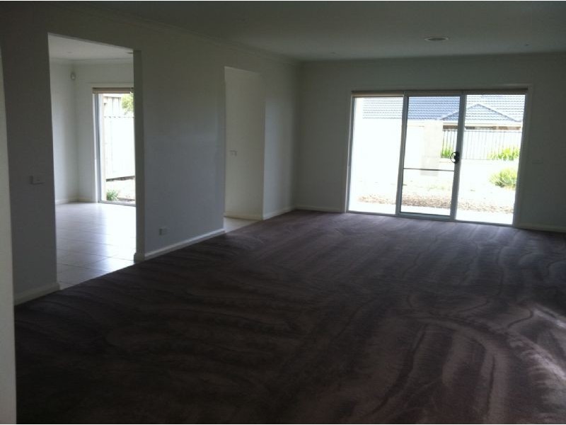 33 Mont Clair Street, Sanctuary Lakes VIC 3030