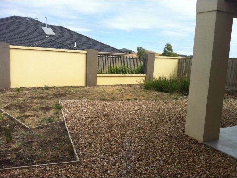 33 Mont Clair Street, Sanctuary Lakes VIC 3030