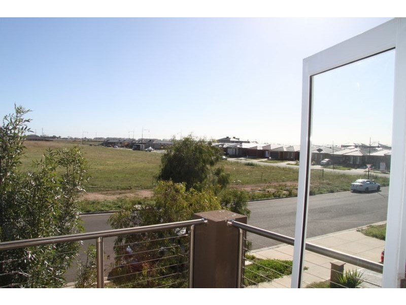 32 Misty Meadows Grove, Truganina VIC 3029