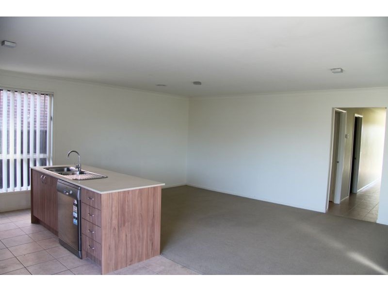 32 Misty Meadows Grove, Truganina VIC 3029
