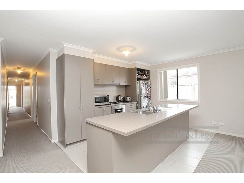 8 Shoveler Close, Williams Landing VIC 3027