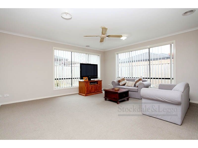 8 Shoveler Close, Williams Landing VIC 3027