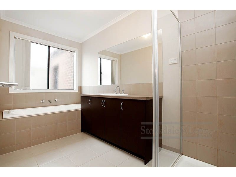 8 Shoveler Close, Williams Landing VIC 3027