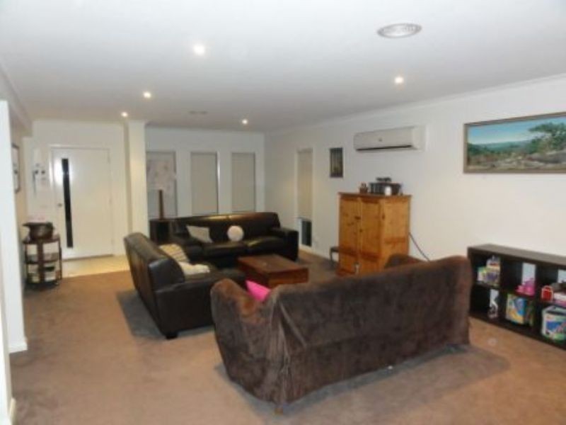 10 Montclair Street, Sanctuary Lakes VIC 3030