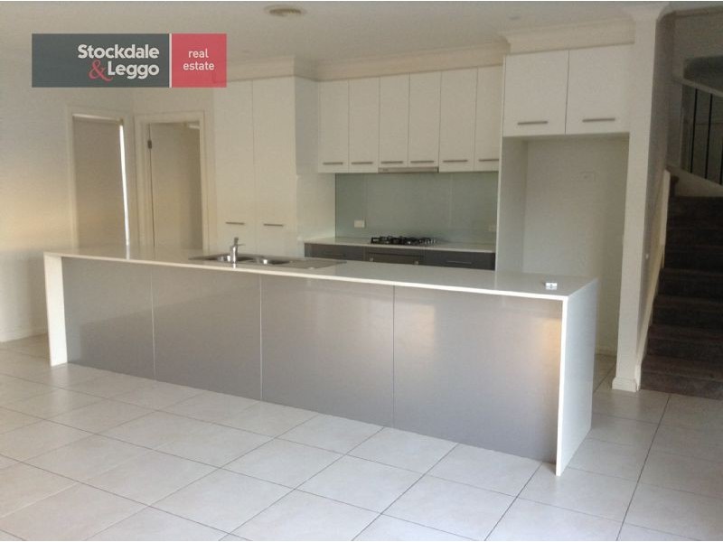 10 Montclair Street, Sanctuary Lakes VIC 3030