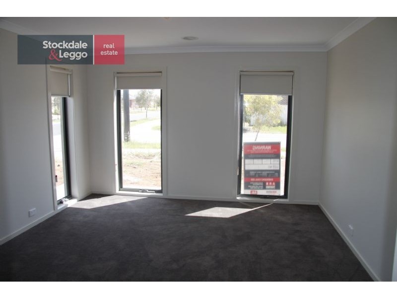 2 Toryboy Street, Melton South VIC 3338