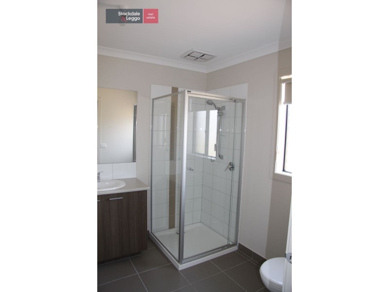 2 Toryboy Street, Melton South VIC 3338