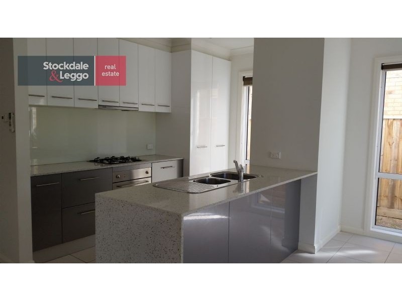 82 Vaucluse Blvd, Sanctuary Lakes VIC 3030