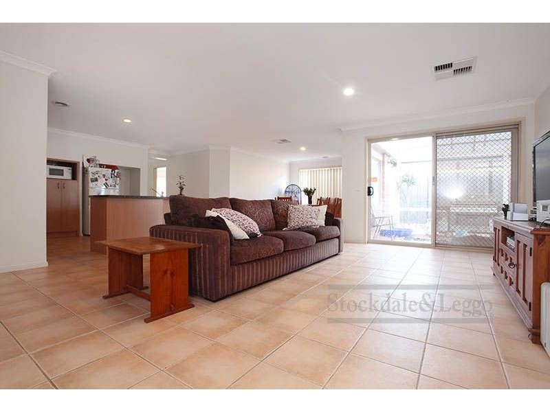 17 Abbington Drive, Truganina VIC 3029
