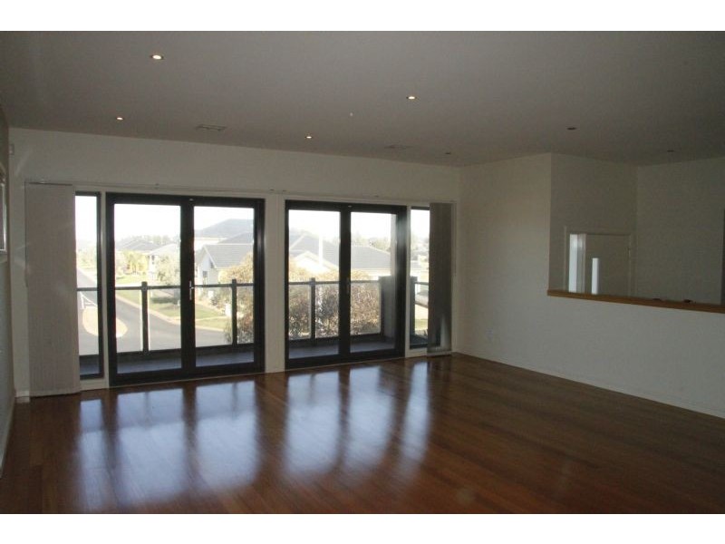 5 Middle Park Drive, Sanctuary Lakes VIC 3030