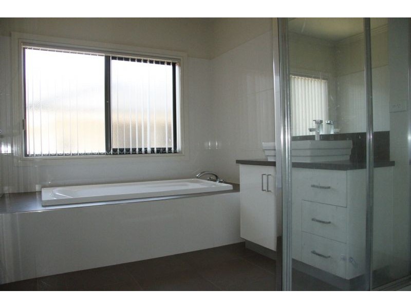 5 Middle Park Drive, Sanctuary Lakes VIC 3030