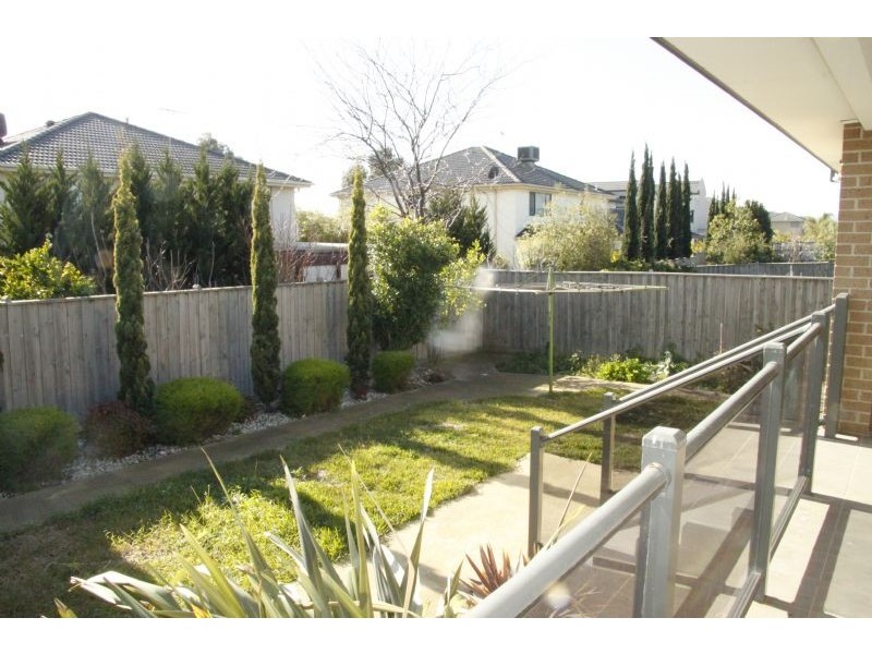 5 Middle Park Drive, Sanctuary Lakes VIC 3030