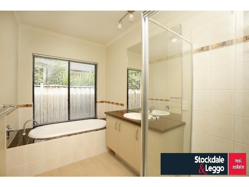 3 Morning Close, Sanctuary Lakes VIC 3030