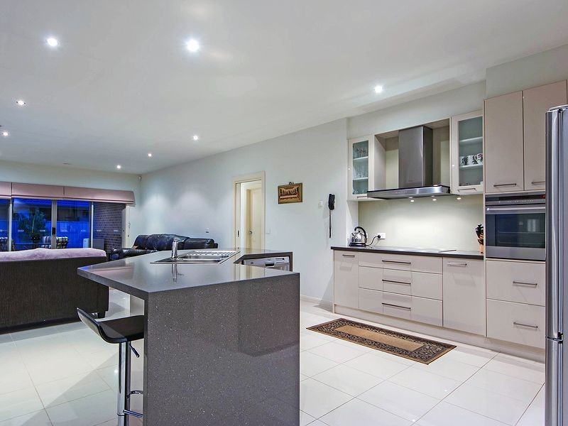 20 Boathouse Place, Sanctuary Lakes VIC 3030