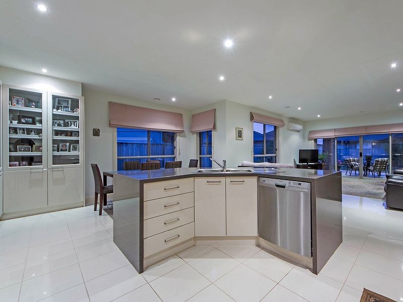 20 Boathouse Place, Sanctuary Lakes VIC 3030