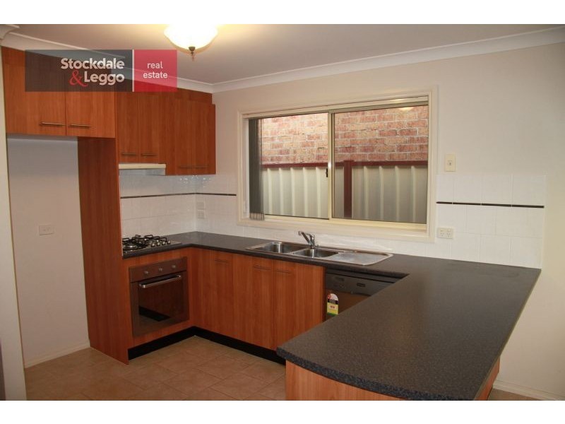 2/8 Macadamia Grove, Werribee VIC 3030