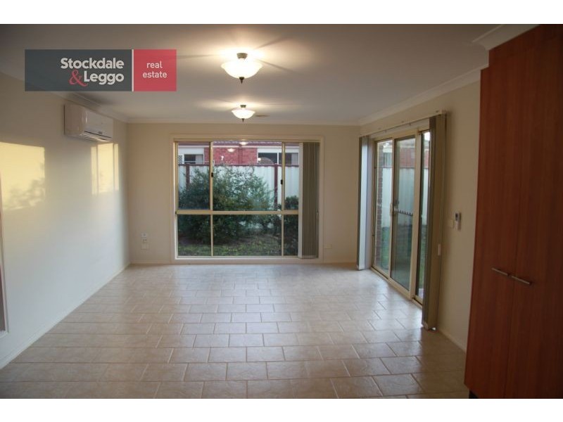 2/8 Macadamia Grove, Werribee VIC 3030