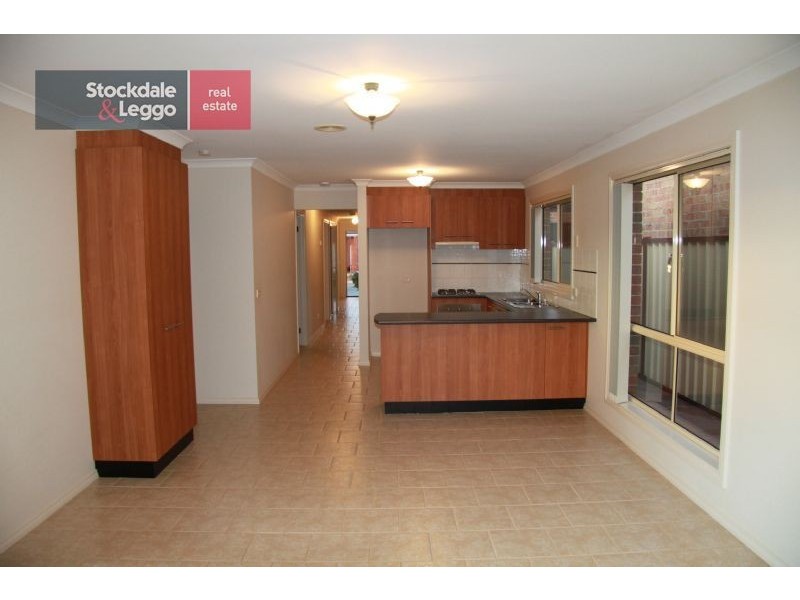 2/8 Macadamia Grove, Werribee VIC 3030