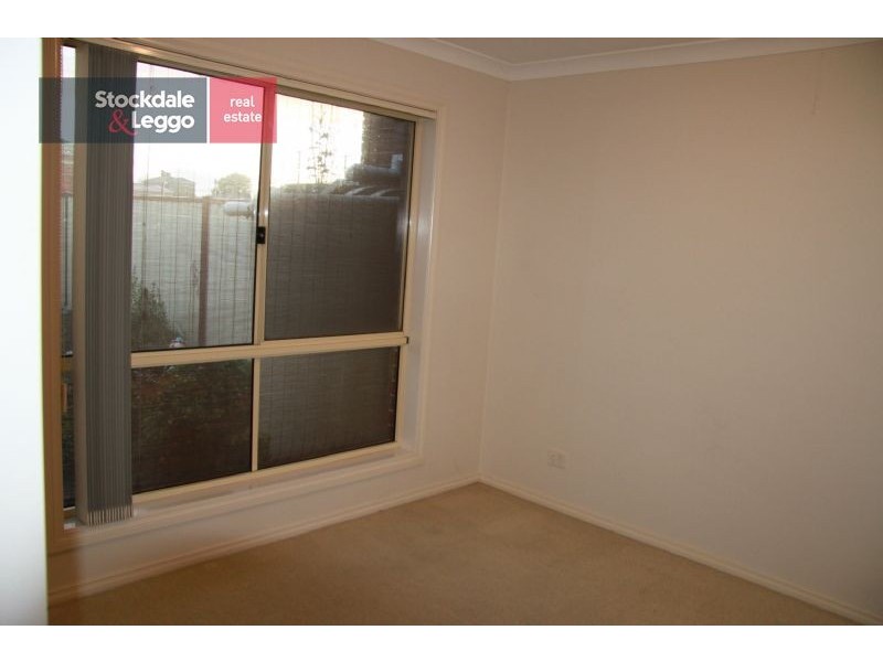2/8 Macadamia Grove, Werribee VIC 3030