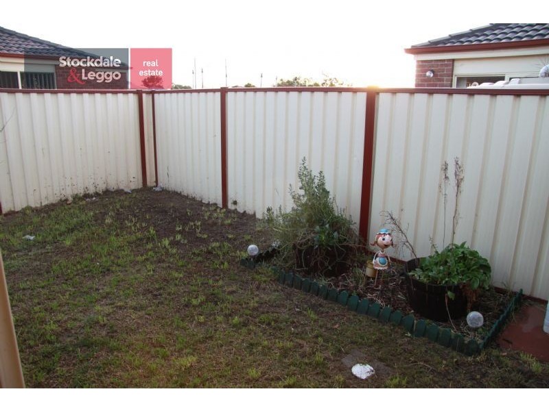 2/8 Macadamia Grove, Werribee VIC 3030