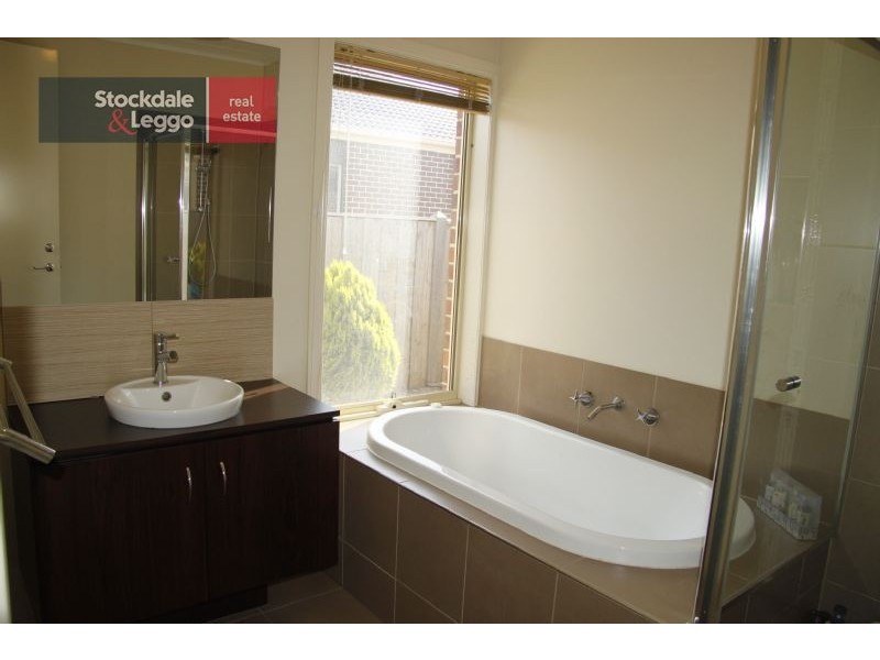 16 Dunlin Crescent, Williams Landing VIC 3027