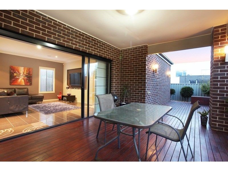 5 Caesia Way, Caroline Springs VIC 3023