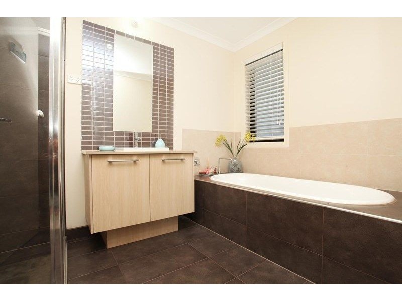 5 Caesia Way, Caroline Springs VIC 3023