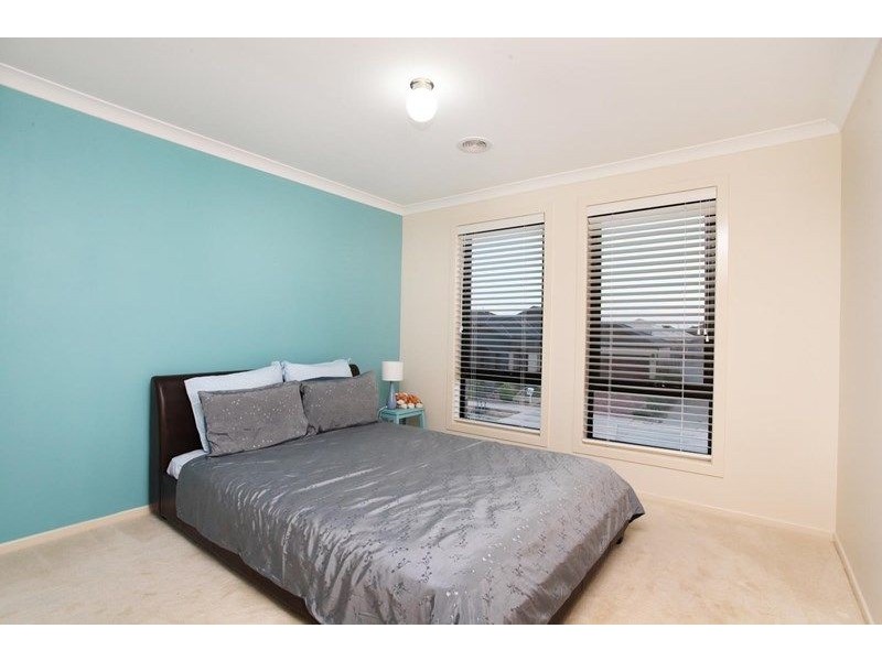 5 Caesia Way, Caroline Springs VIC 3023