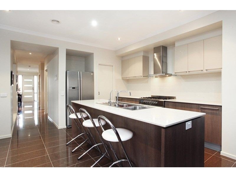 5 Caesia Way, Caroline Springs VIC 3023