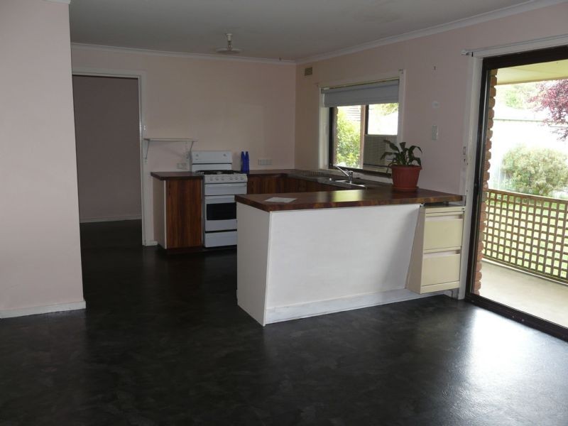 27 Edward Crescent, Trafalgar VIC 3824