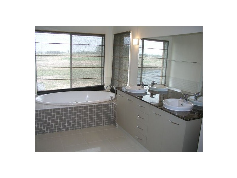 8 Wills Court, Sandhurst VIC 3977