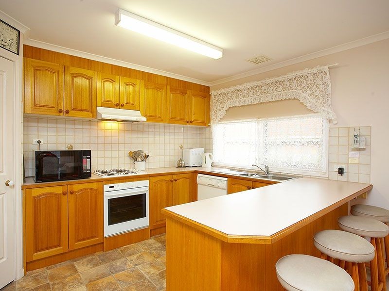 15 Pinehill Drive, Frankston VIC 3199